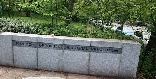 Ovis Maci ellátogat az 1956 magyar emlékműhöz.