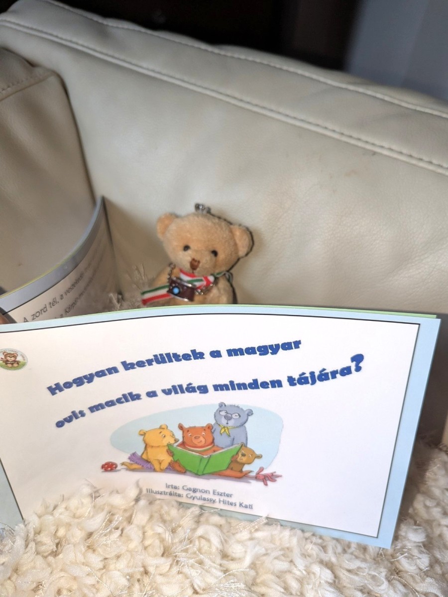 Maci szeret olvasni, megtudta, hogy mi&eacute;rt ker&uuml;ltek az ovis macik a vil&aacute;g minden t&aacute;j&aacute;ra... 